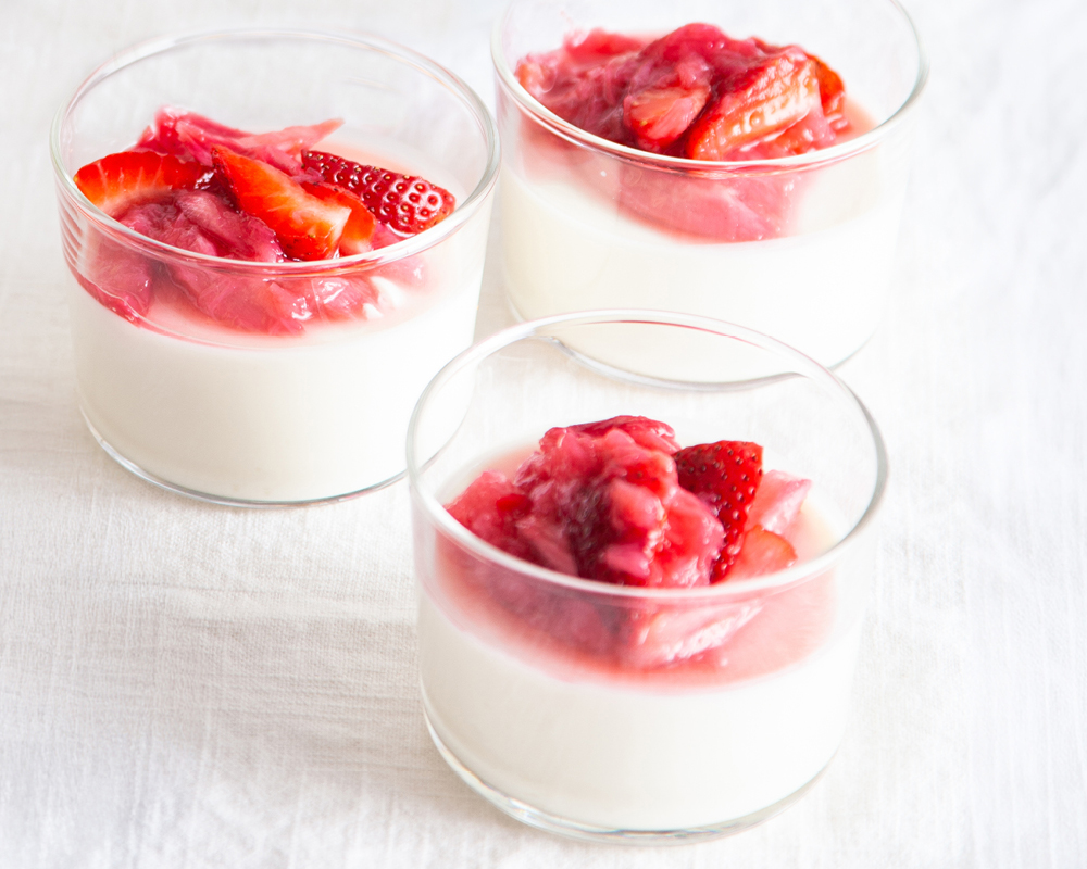 Creamy yogurt panna cotta